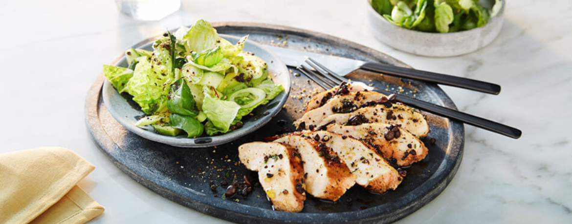 Hähnchen in Marinade aus Kaffee und Chili an gemischtem Salat mit Gurken und Avocado für 4 Personen von lidl-kochen.de