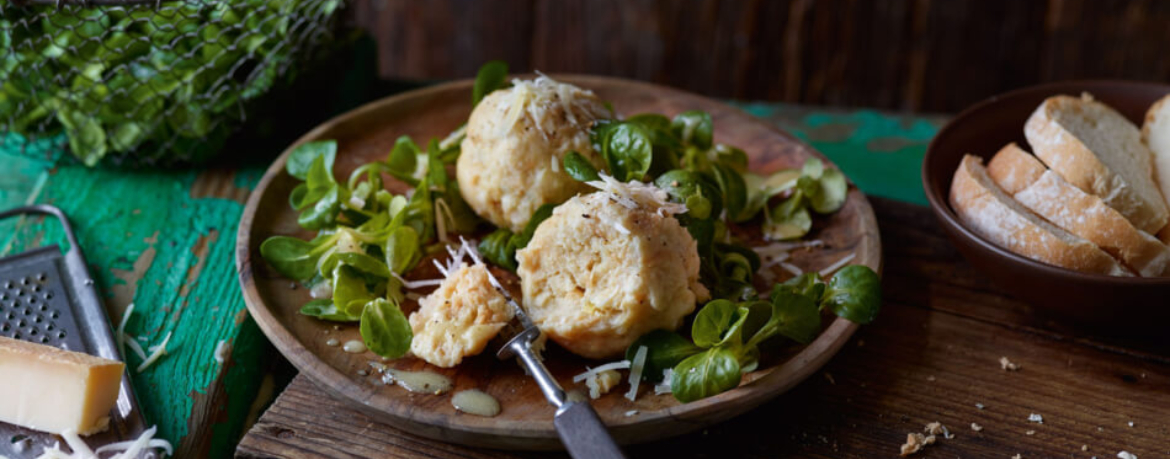 Bergkäseknödel auf Feldsalat für 4 Personen von lidl-kochen.de