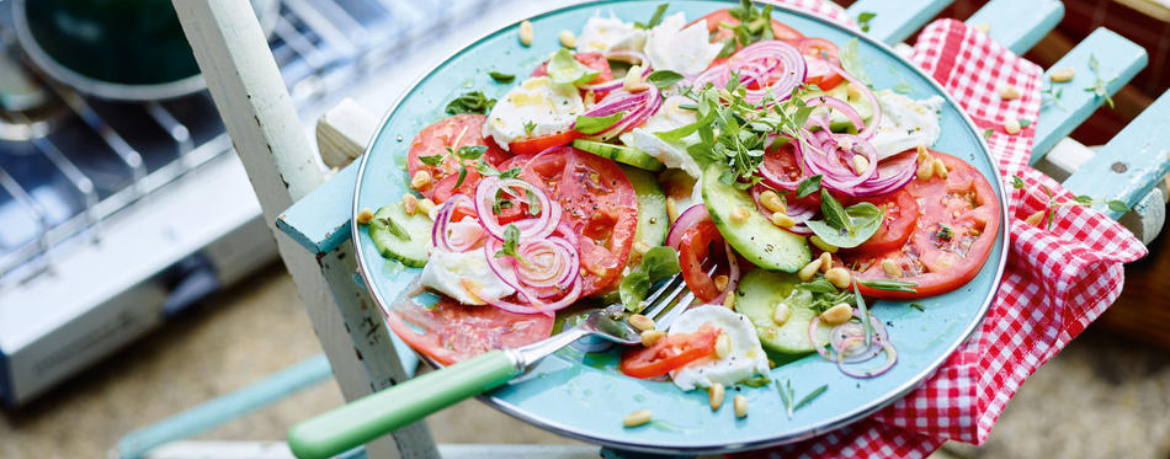 Bunte Caprese - Salat mit Kräuterdressing und Pinienkernen für 4 Personen von lidl-kochen.de