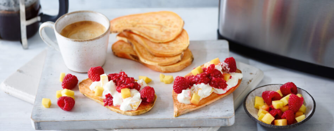 Süßkartoffel-Toast mit Mango-Schmand und Himbeeren für 4 Personen von lidl-kochen.de