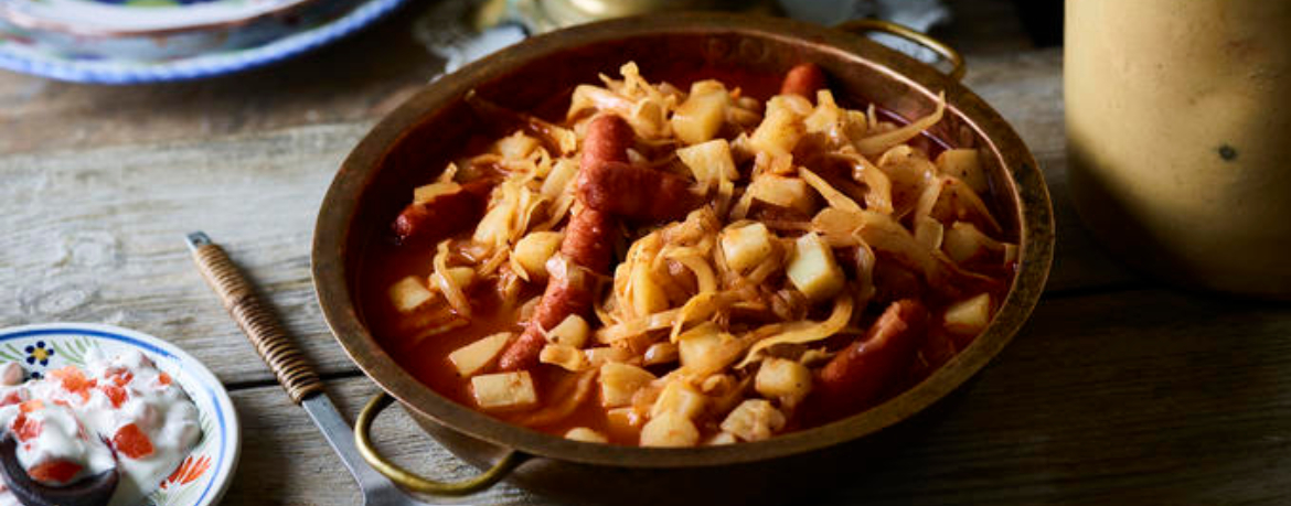 Kartoffel-Gulasch mit Weißkohl und Rindswurst für 4 Personen von lidl-kochen.de