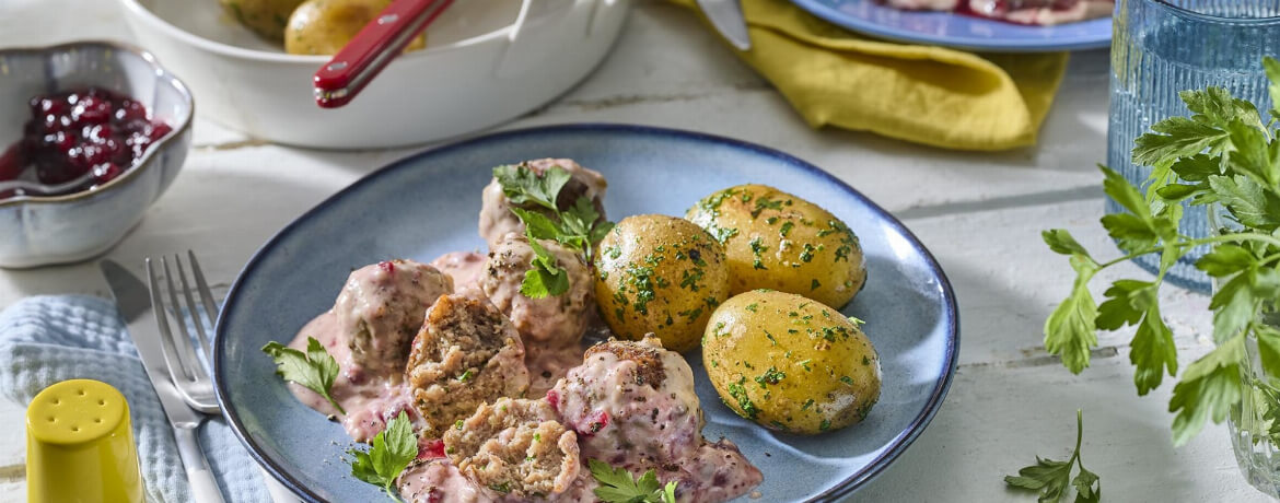 Köttbullar in Preiselbeersauce mit geschwenkten Petersilienkartoffeln für 4 Personen von lidl-kochen.de
