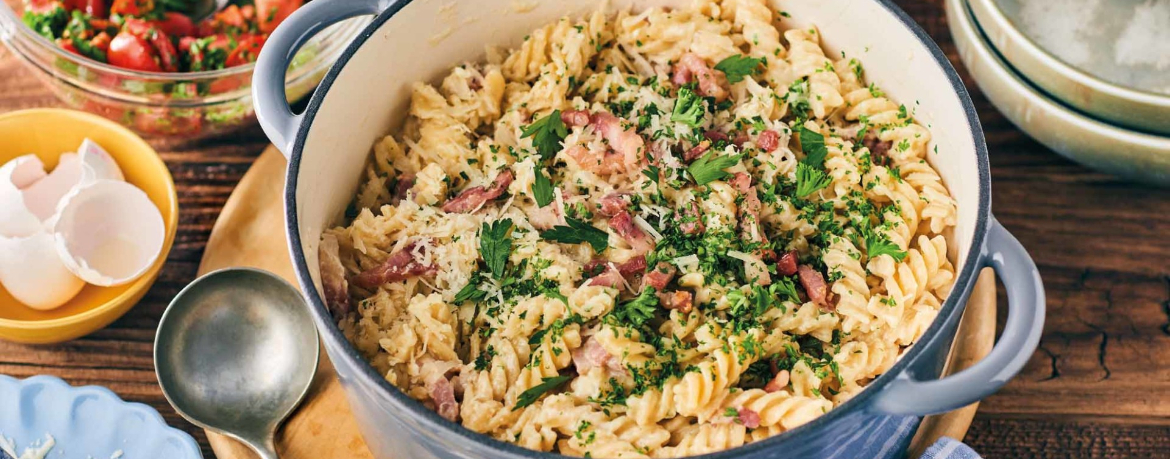 One-Pot-Carbonara mit Tomatensalat für 4 Personen von lidl-kochen.de