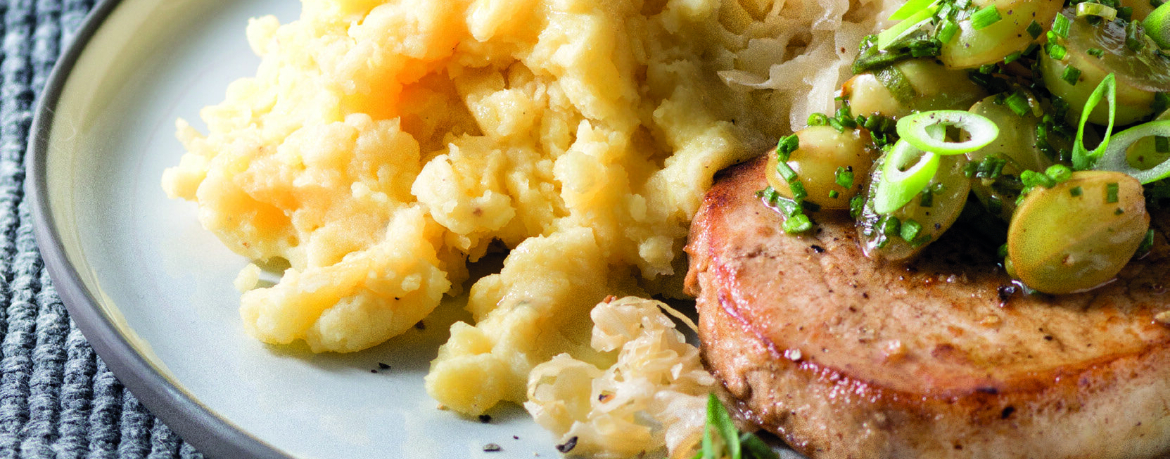 Schweinerückensteaks mit Traubensalsa, Rahmsauerkraut und Kartoffelstampf für 4 Personen von lidl-kochen.de