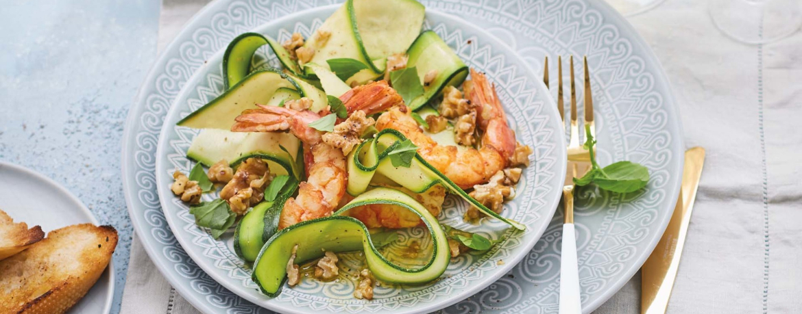 Zucchini-Salat mit gebratenen Garnelen und Baguette für 4 Personen von lidl-kochen.de