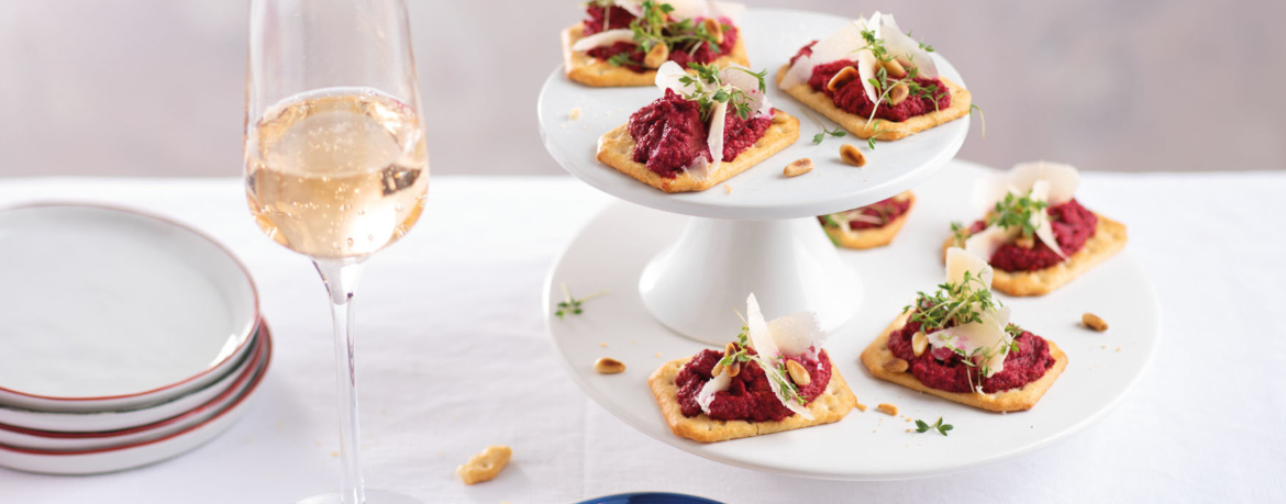 Rote-Bete-Pesto auf Frühlings-Cracker mit Parmesanhobeln für 4 Personen von lidl-kochen.de