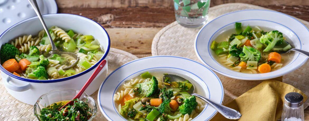 Möhren-Suppe mit Brokkoli zu Petersilienpesto und Mandeln für 4 Personen von lidl-kochen.de