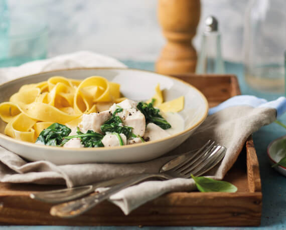 Hähnchen-Spinat-Ragout mit Bandnudeln für 4 Personen von lidl-kochen.de