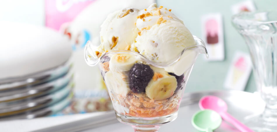 Vanilleeis mit Haferflocken-Crumble auf Bananen und Brombeeren für 4 Personen von lidl-kochen.de