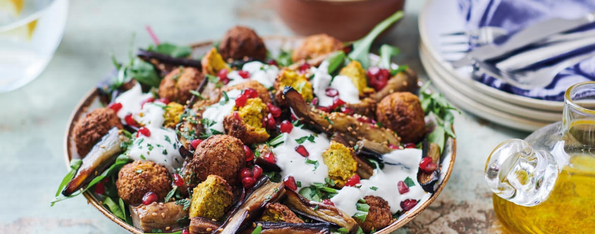[Schnell &amp; einfach] Falafel Salat mit „glazed“ Auberginen und Tahini ...