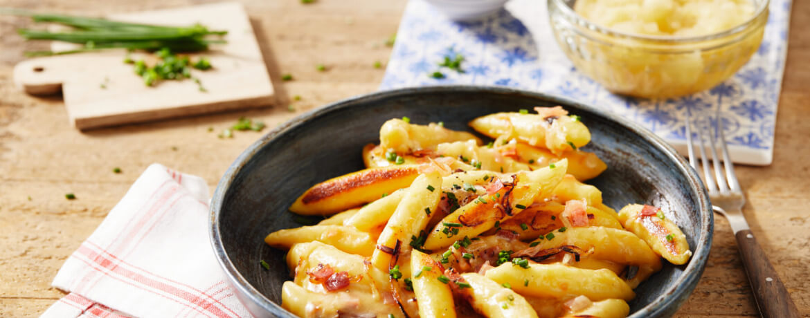 Gebratene Schupfnudeln mit Speck und Apfelmus-image