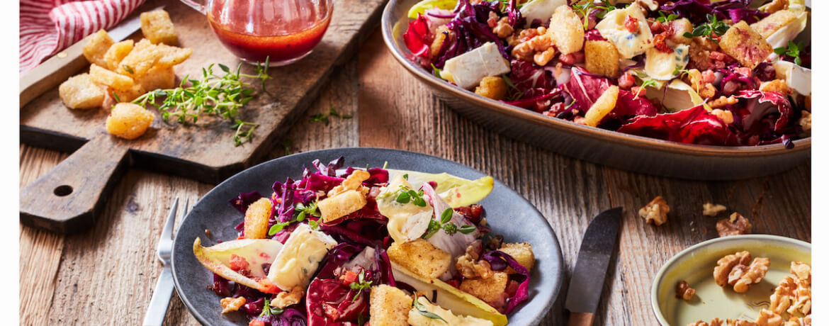 Winter-Salat mit Blauschimmelkäse und Walnuss-Vinaigrette