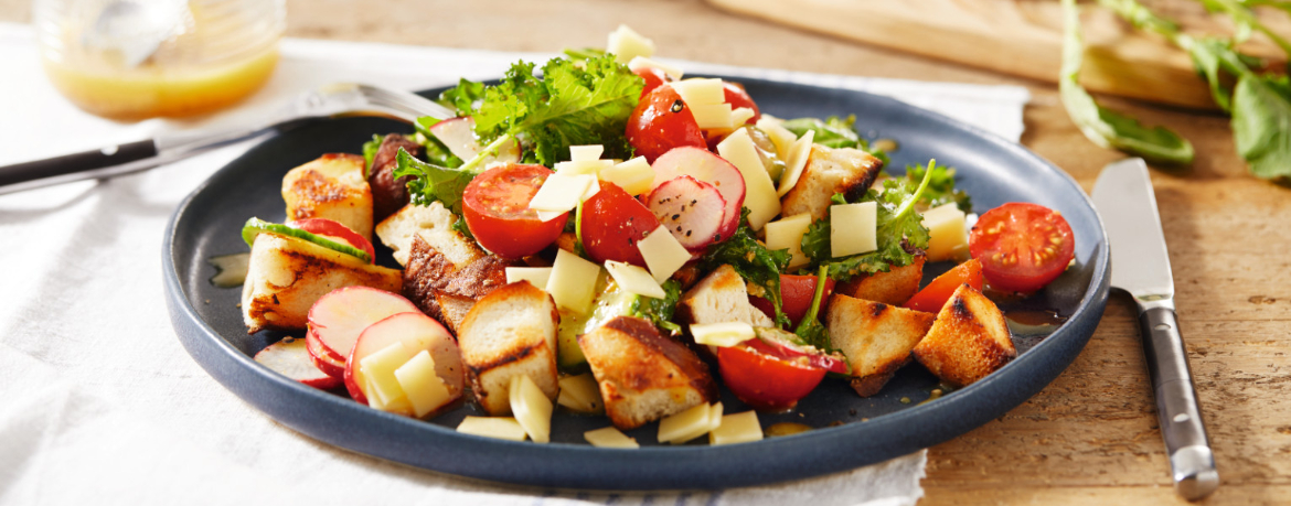 Brotsalat mit Laugenbrötchen und Bergkäse für 4 Personen von lidl-kochen.de