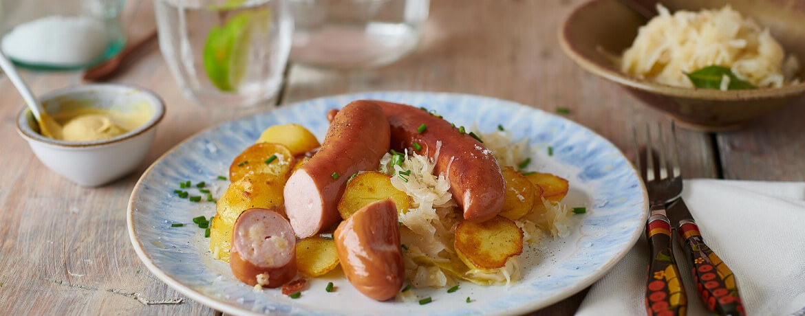 Käsebratwurst mit Sauerkraut und Bratkartoffeln