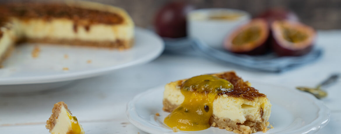 Crème-Brûlée-Cheesecake mit Mango-Maracuja-Soße