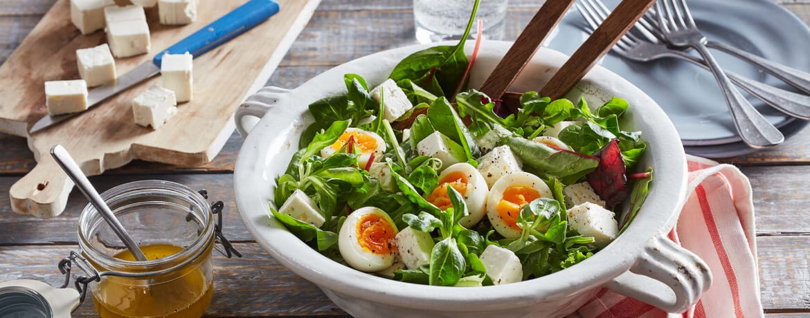 Salat mit Feta und gekochten Eiern