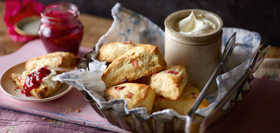 Rhabarber-Scones mit weißer Schokolade - Rezept | LIDL Kochen