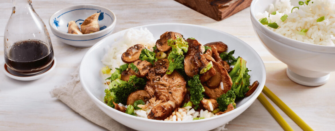 Hähnchen mit Champignons in Rahmsauce auf Reis - Koche.eu