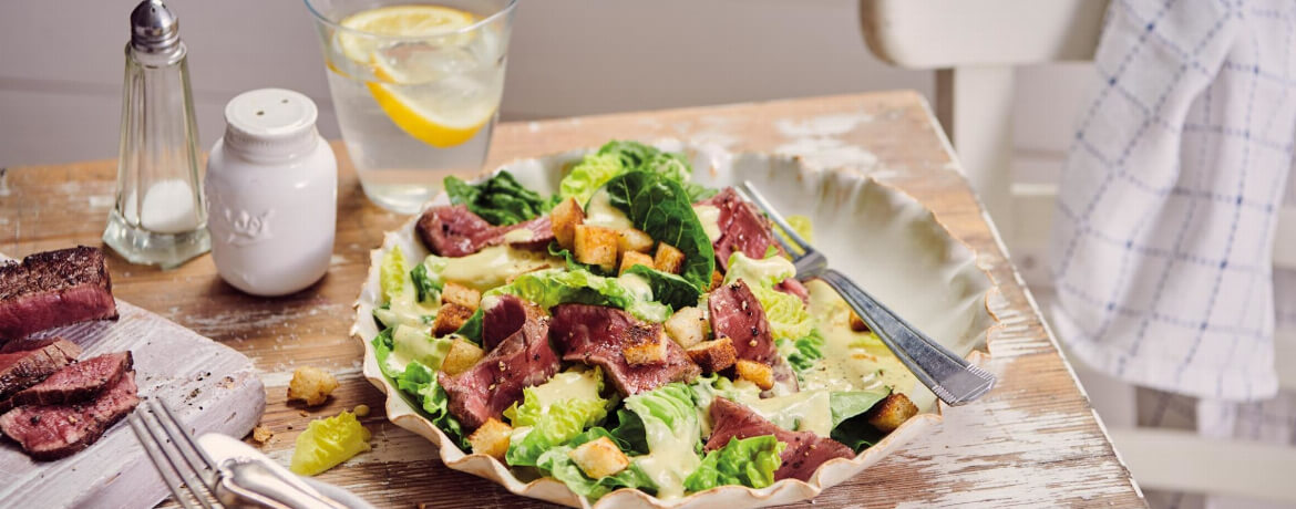 Steakstreifen auf Caesar Salad