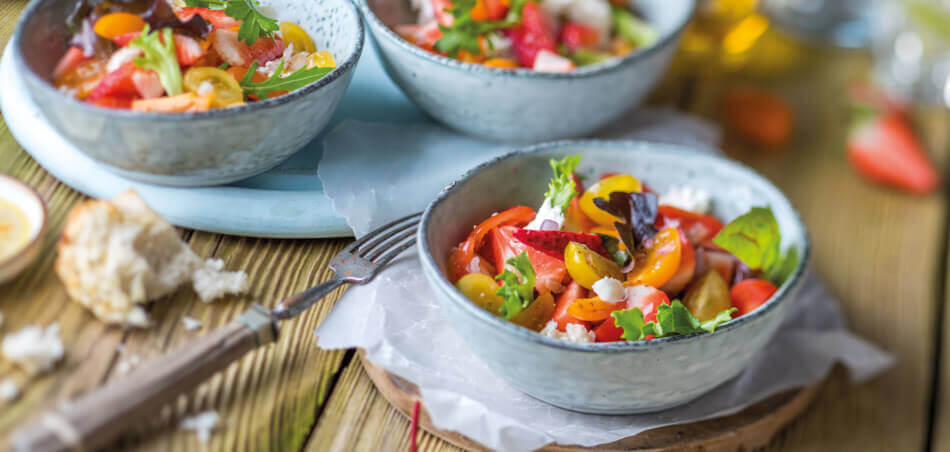 Bunter Tomatensalat mit Erdbeeren - Rezept | LIDL Kochen Bunter Tomatensalat mit Erdbeeren - Rezept | LIDL Kochen