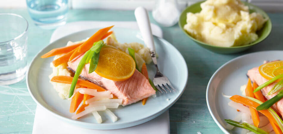 Gedämpfter Lachs an Meerrettich-Kartoffelpüree mit Karotten-Kohlrabi-Gemüse