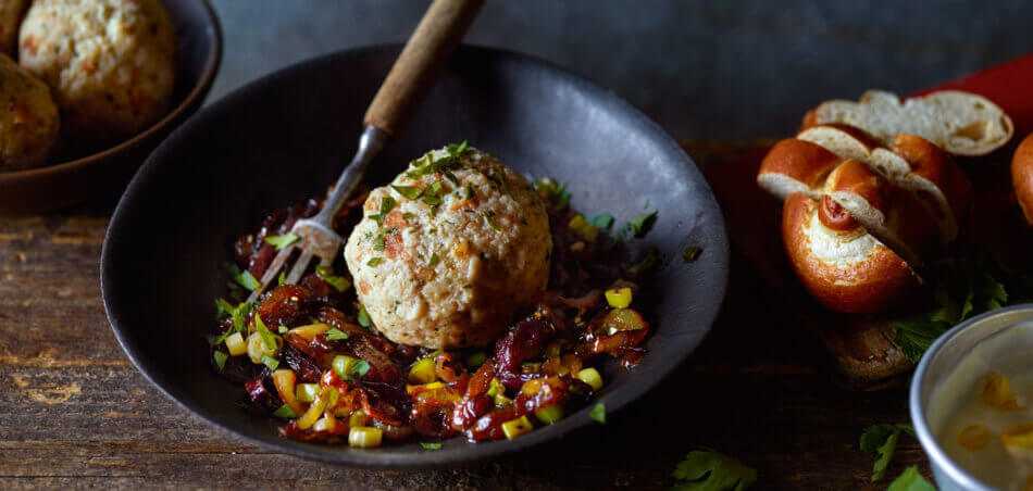 Semmelknödel mit geröstetem Zwiebelgemüse - Rezept | LIDL Kochen