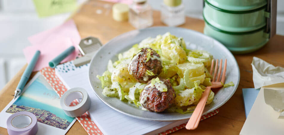 Sellerie-Kartoffel-Salat mit Kräuter-Frikadellen und Joghurt-Senf-Dressing