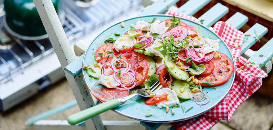 Bunte Caprese - Salat mit Kräuterdressing und Pinienkernen