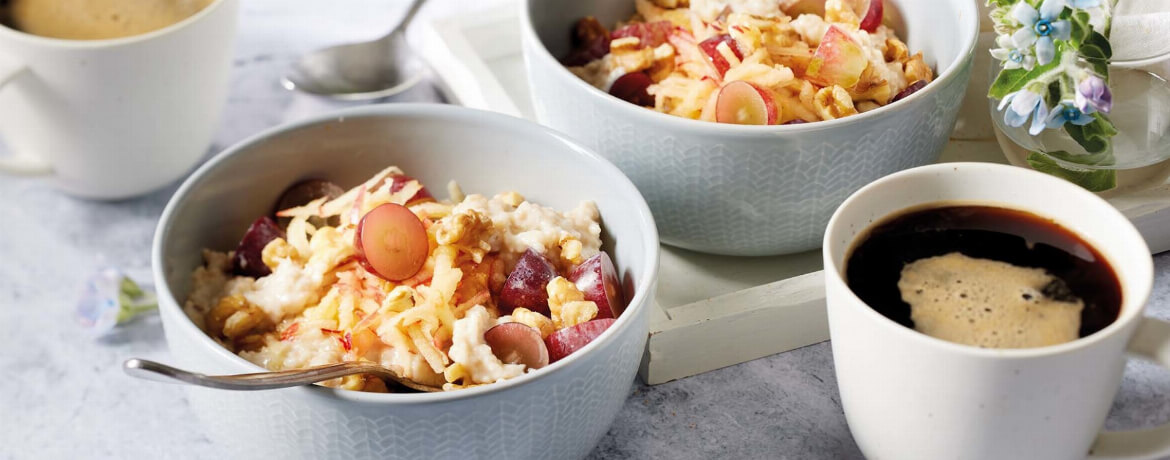 Porridge mit Apfel und Trauben