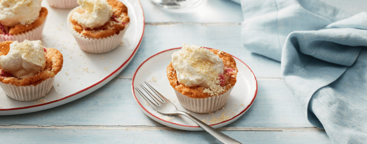 Rhabarbermuffins mit weißer Schokosahne - Rezept | LIDL Kochen