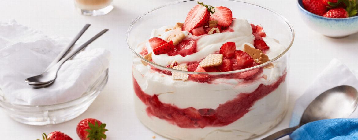 Quarkcreme mit Erdbeeren und Rhabarber - Rezept | LIDL Kochen