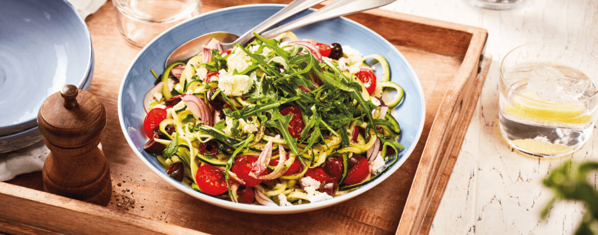Griechischer Salat mit Zucchininudeln für 4 Personen von lidl-kochen.de