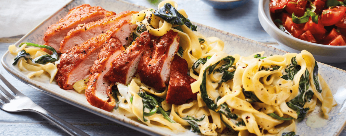 Hähnchen-Piccata mit Spinat-Nudeln und Basilikum-Tomaten-Salat für 4 Personen von lidl-kochen.de