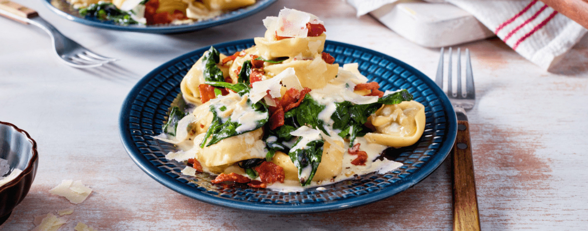 Tortellini in Spinat-Sahnesoße mit krossem Speck für 4 Personen von lidl-kochen.de