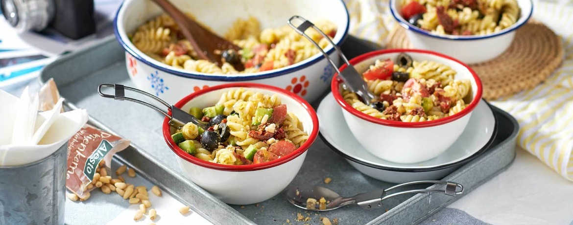 Schneller Nudelsalat mit Pesto zum Campen für 4 Personen von lidl-kochen.de