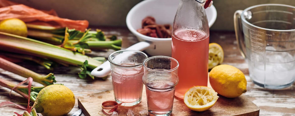Rhabarbersirup aus Schalen - Rezept | LIDL Kochen