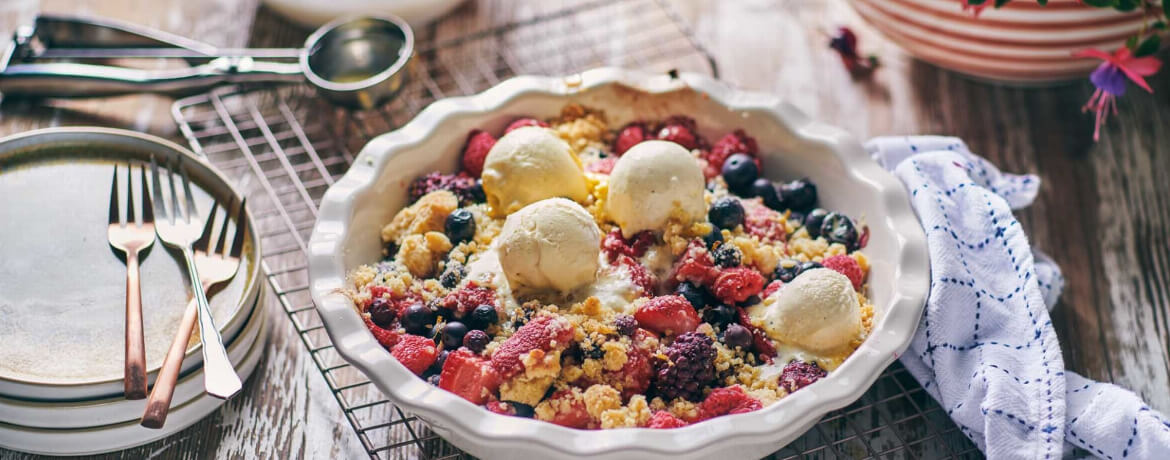Beeren Crumble mit Vanilleeis - Rezept | LIDL Kochen