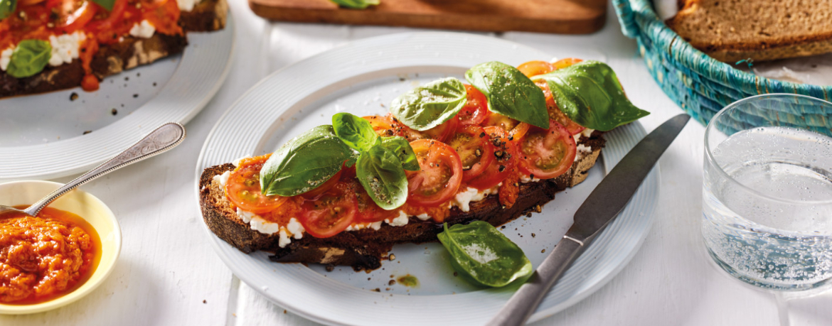 Brot mit körnigem Frischkäse, rotem Pesto und Tomaten für 4 Personen von lidl-kochen.de