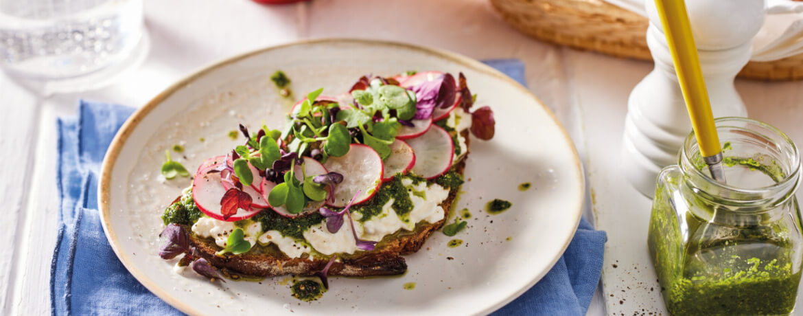 Frischkäsebrot mit grünem Pesto - Rezept | LIDL Kochen