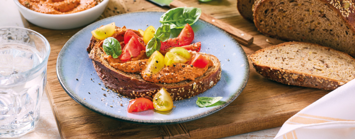 Brot mit veganem Tomate-Basilikum-Aufstrich für 4 Personen von lidl-kochen.de
