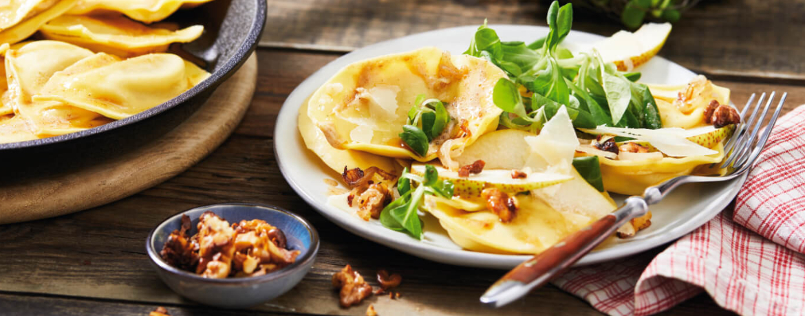 Schlutzkrapfen mit Schmorzwiebeln und Birnensalat für 4 Personen von lidl-kochen.de