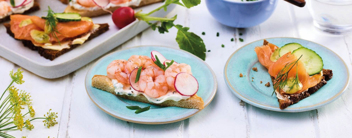 Toast mit Lachs und Garnelen auf Schnittlauchcreme für 4 Personen von lidl-kochen.de