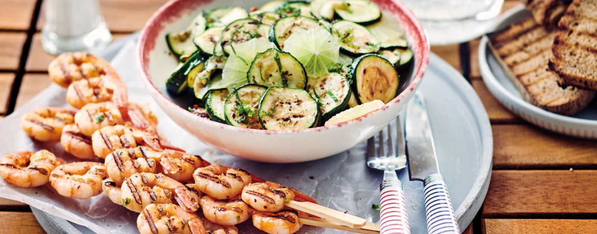 Garnelenspieße mit gegrillten Zucchini und Limetten-Salat für 4 Personen von lidl-kochen.de