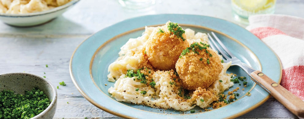 Braun gebutterte Kartoffelklöße mit rahmigen Apfel-Sauerkraut und Schnittlauchbröseln für 4 Personen von lidl-kochen.de