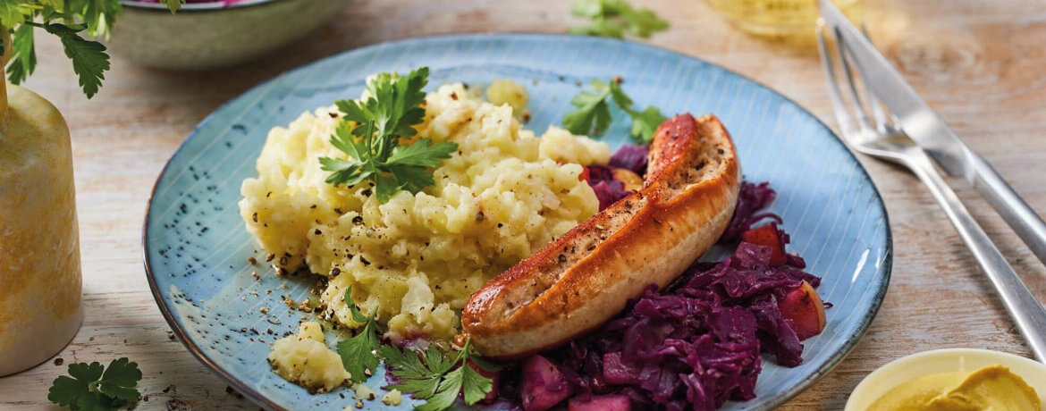 Bratwurst mit Blumenkohl-Kartoffelpüree an Birnen-Rotkohl-image