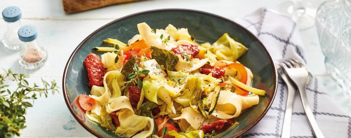 Karamellisiertes Spitzkohlgemüse mit Pastaecken und Zucchini-image
