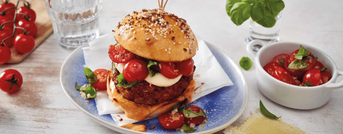 Hamburger mit Basilikum-Tomaten-Salsa und Mozzarella für 4 Personen von lidl-kochen.de