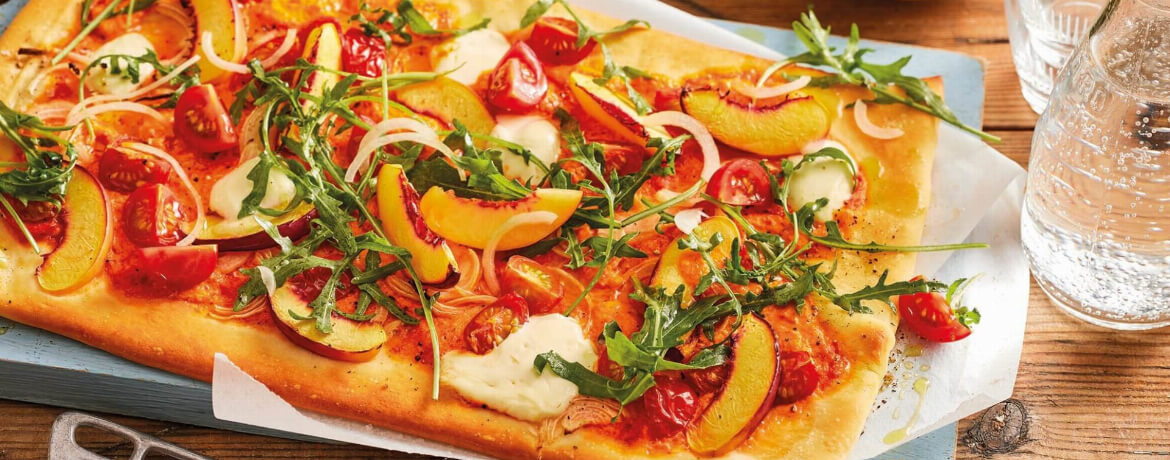 Pizza mit fruchtiger Paprikasoße mit Tomaten, Nekatrinen und Rucola-Salat für 4 Personen von lidl-kochen.de