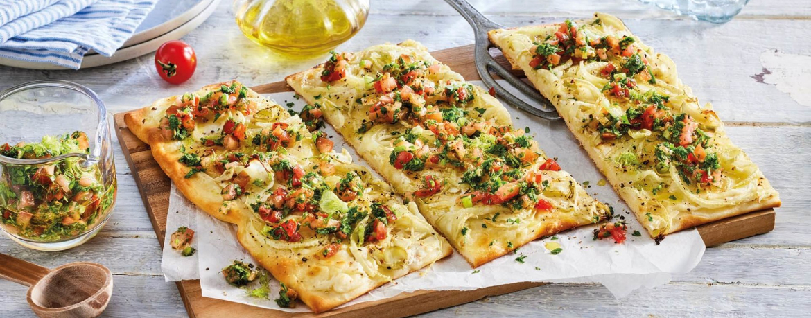 Pizza Bianca mit Fenchel und Tomaten-Petersilien-Salsa für 4 Personen von lidl-kochen.de