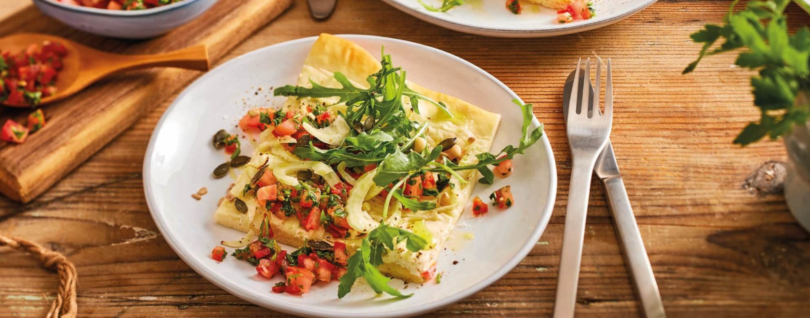 Weiße Pizza mit Fenchel, Crème fraîche, Rucola und Tomatengremolata für 4,5 Personen von lidl-kochen.de